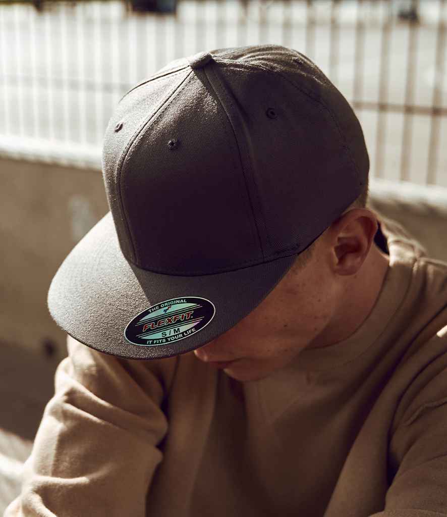 [F6277FV DGY S/M] Flexfit Flat Visor Cap (Dark Grey, S/M)